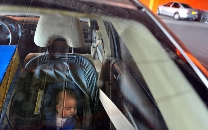 UAE có thể phạt tù nếu để trẻ em một mình trong ô tô